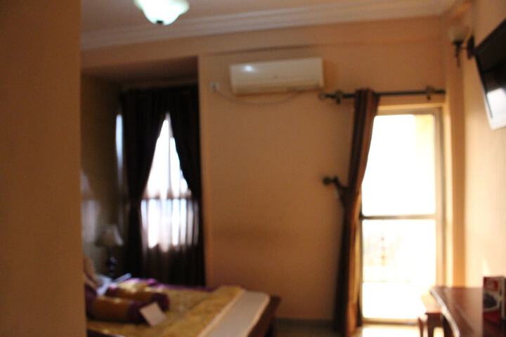 Room 10 of 33