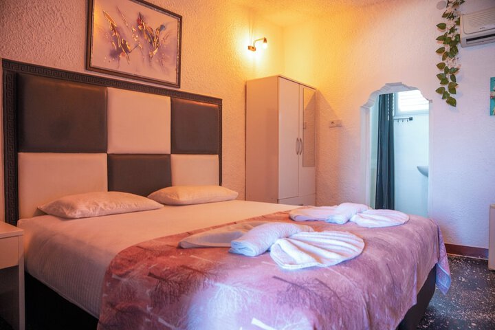 Room 32 of 60