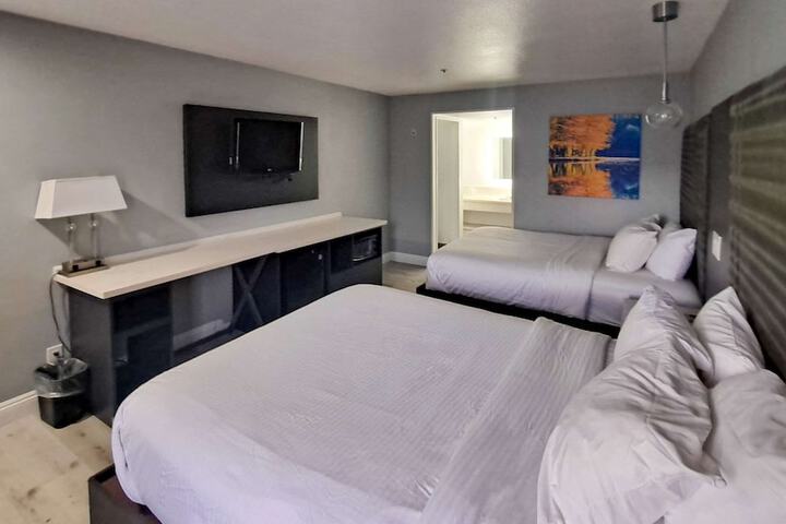 1 Queen Bed (8 of 8)