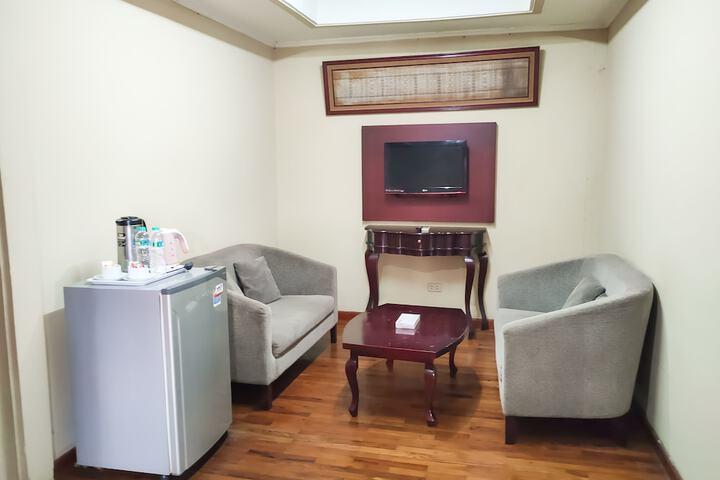 Room 6 of 13