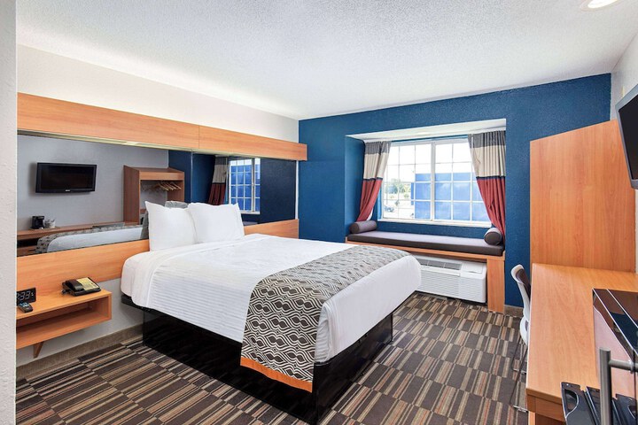1 Queen Bed Accessible (2 of 32)