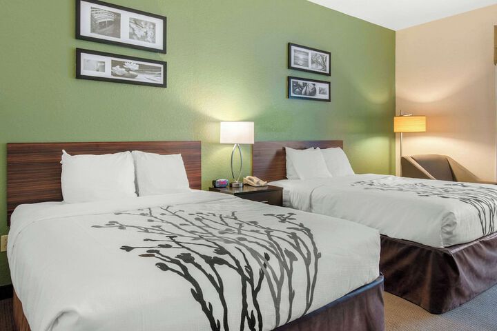 2 Queen Beds (11 of 12)