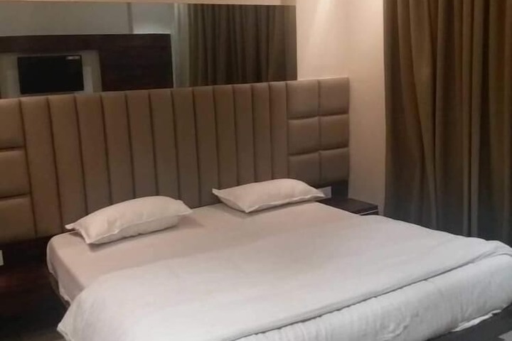 Room 9 of 36