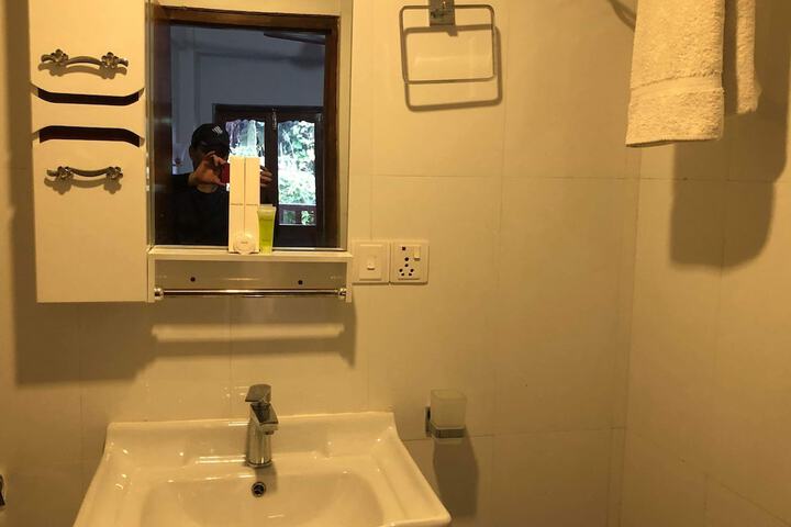 Room 9 of 28