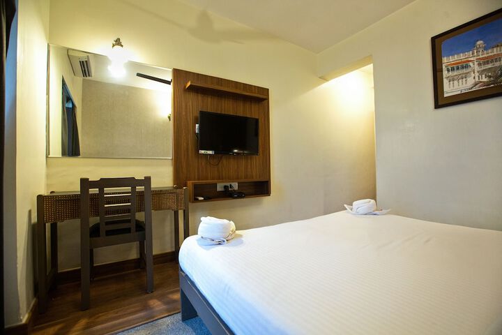 Room 13 of 18