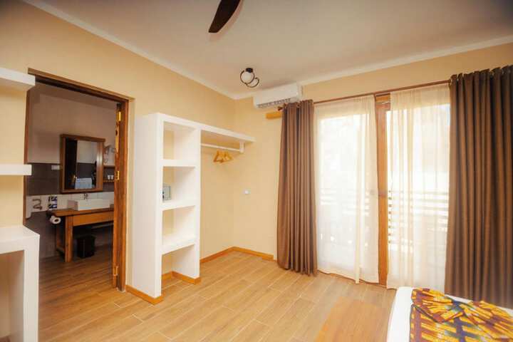 Room 4 of 107