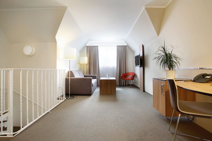 Room 33 of 47