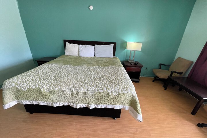 Standard Single Room 1 King Bed Bathtub (6 of 6)