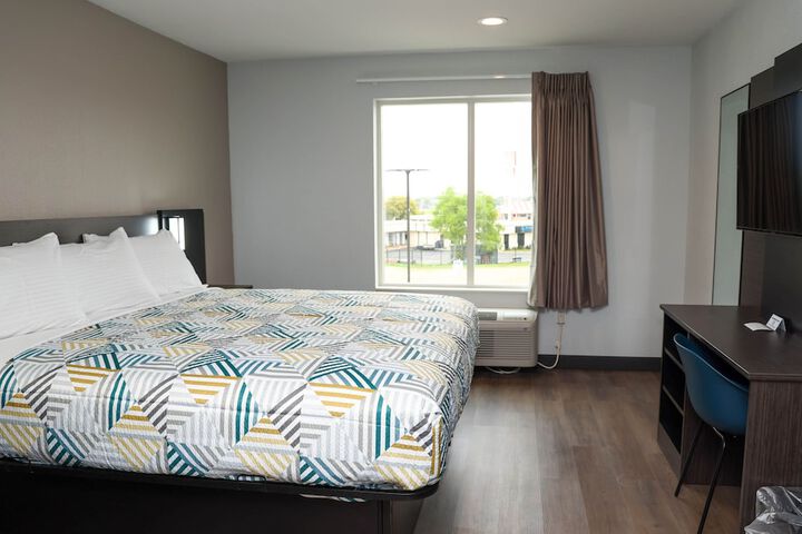 1 King Bed (2 of 6)