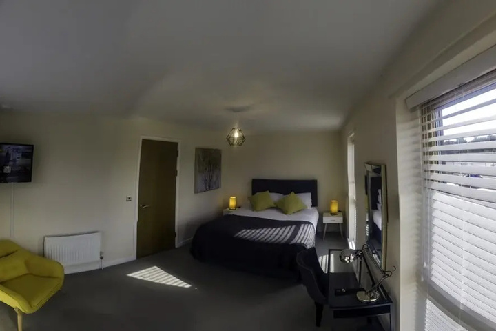 Room 4 of 18
