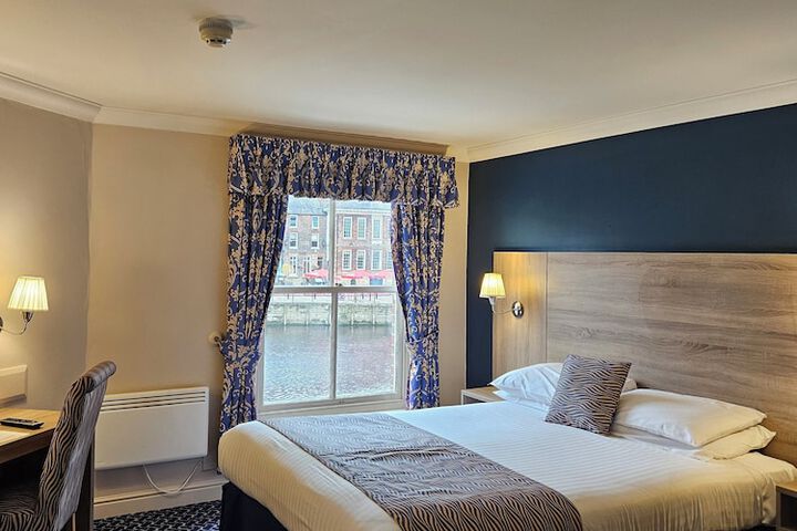 Room 6 of 216