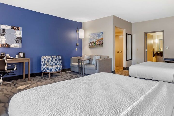 2 Queen Beds Microwave and Refrigerator WiFi Full Breakfast (5 of 11)