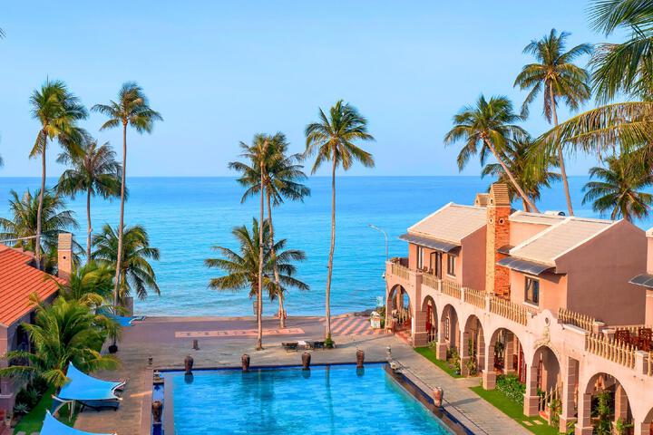 Hotel with Pool