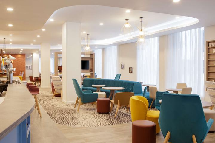 Lounge 55 of 63
