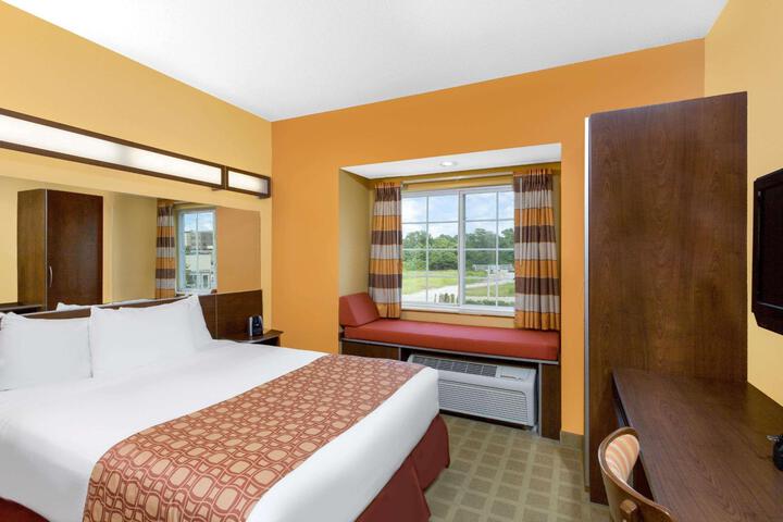 1 Queen Bed Accessible Room (17 of 30)