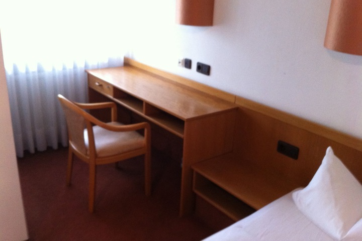 Room 4 of 18