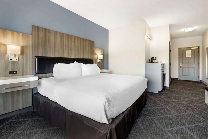 1 King Bed Hearing Accessible Room (3 of 21)
