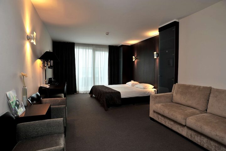 Room 27 of 106