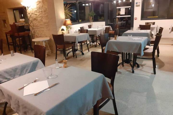 Dining 31 of 49