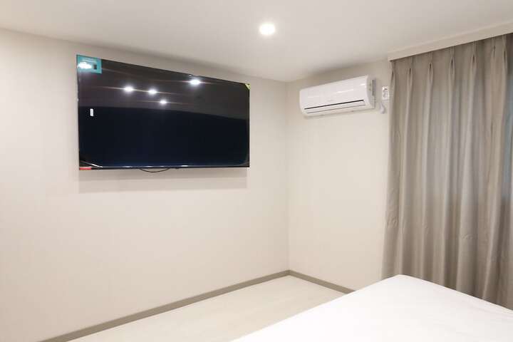 Room 9 of 62