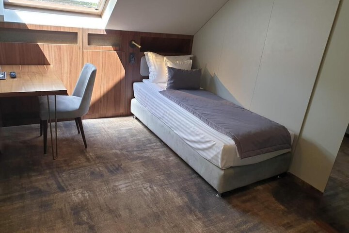 Room 42 of 120