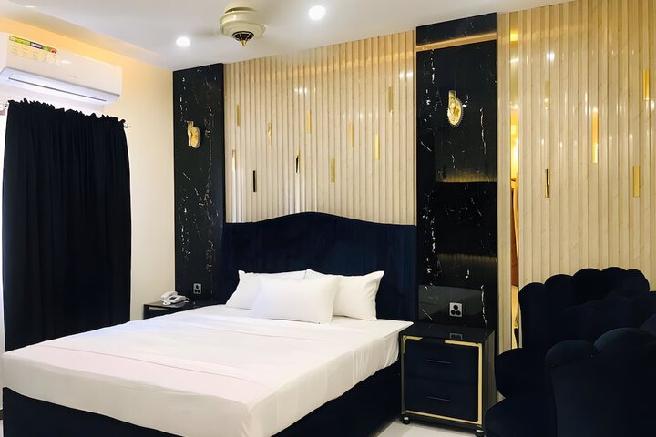 Room 5 of 11