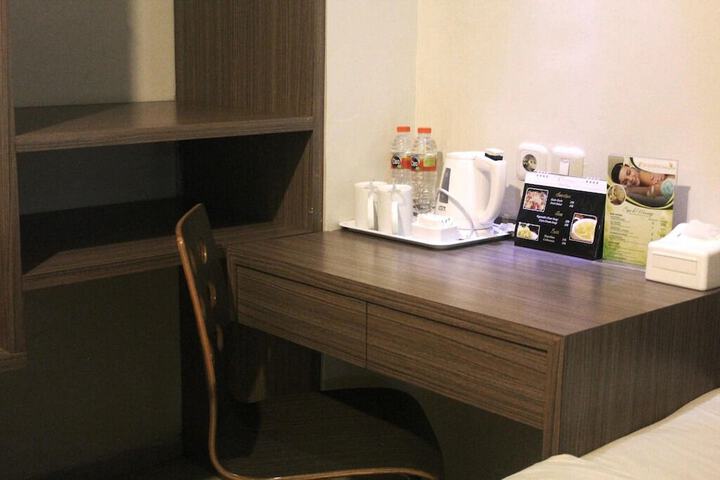 Room 7 of 12