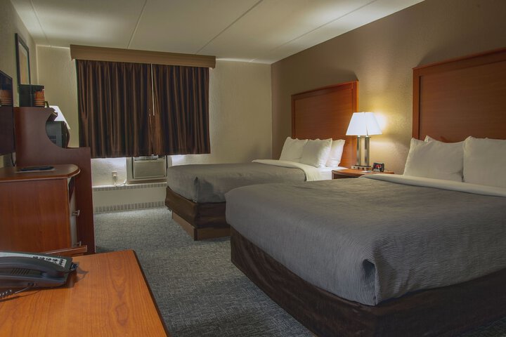 2 Queen Beds (9 of 10)