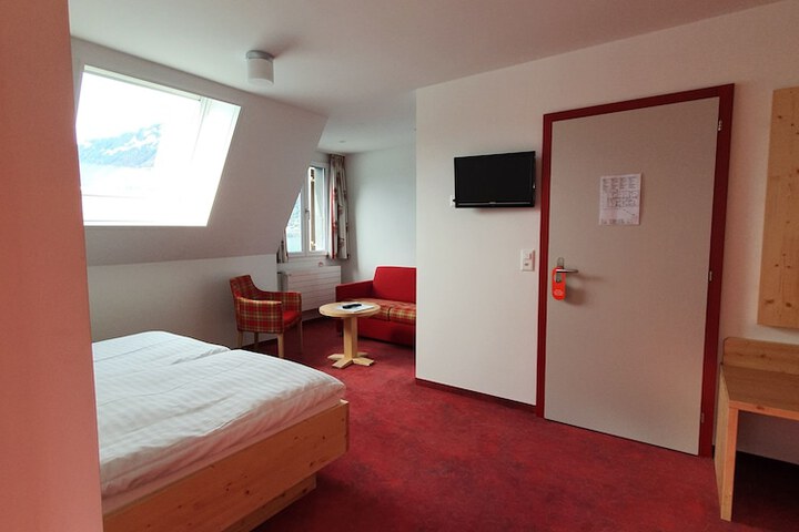Room 9 of 37