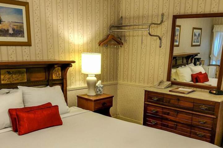 Classic Queen Bed (1 of 2)