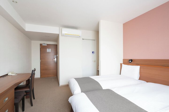 Room 6 of 74