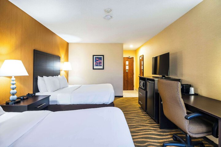 Standard Room, King or Two Doubles (2 of 7)