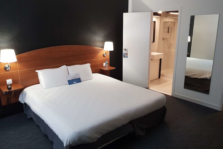 Room 10 of 42