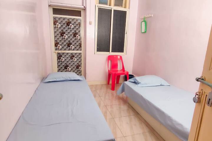 Room 5 of 9