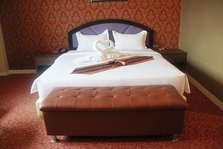 Room 5 of 16