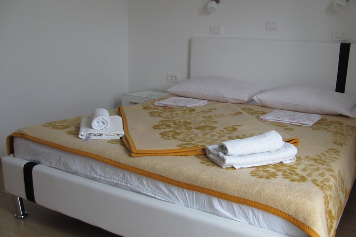 Room 28 of 74