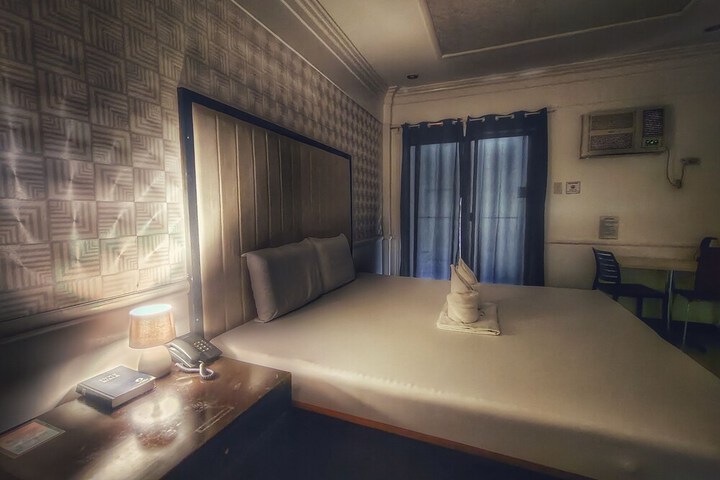 Room 8 of 16