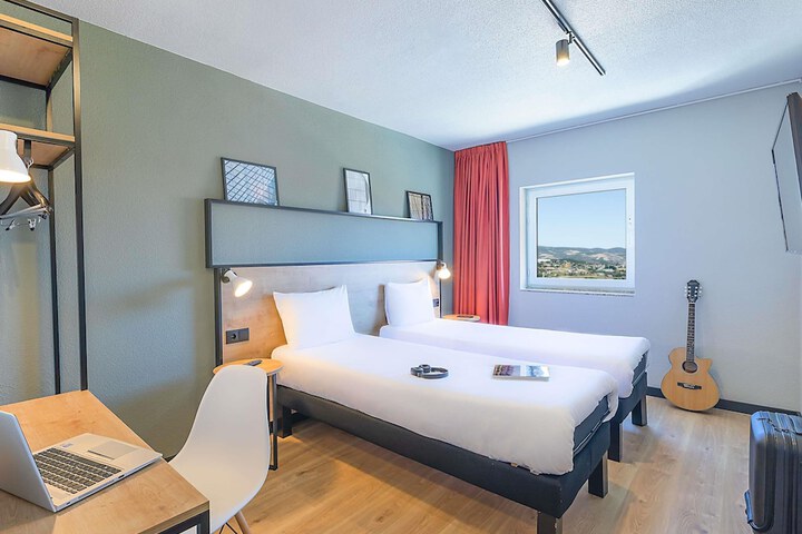 Room 3 of 61