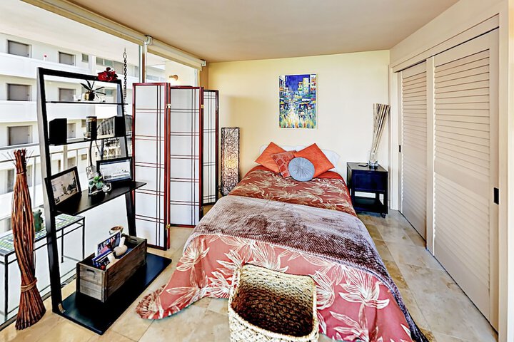 Waikiki Getaway Studio Condo in Honolulu, HI
