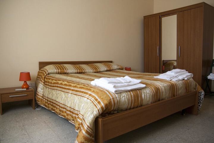Room 3 of 28