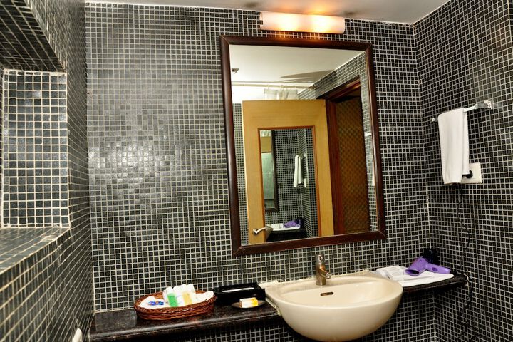 Room 25 of 40