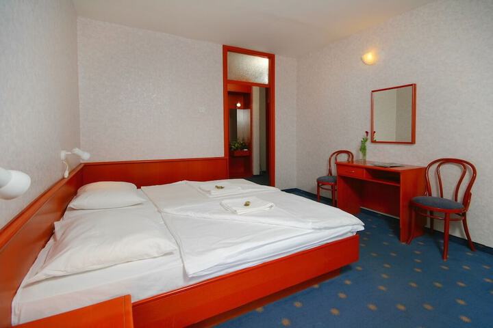 Room 12 of 53
