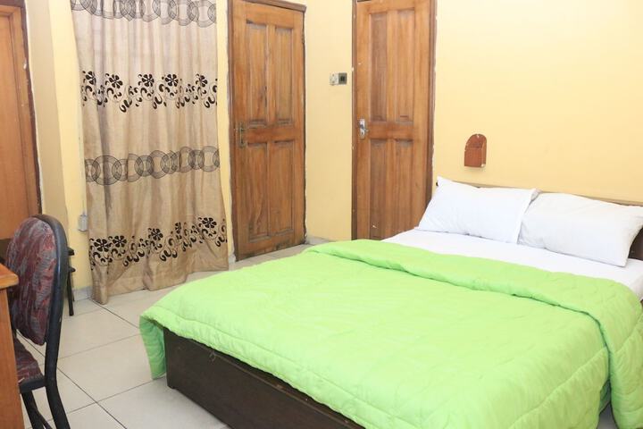 Room 6 of 12