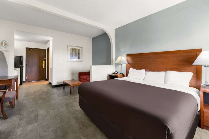 1 King Bed (6 of 8)