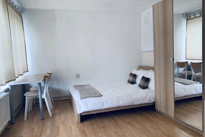 Room 2 of 8