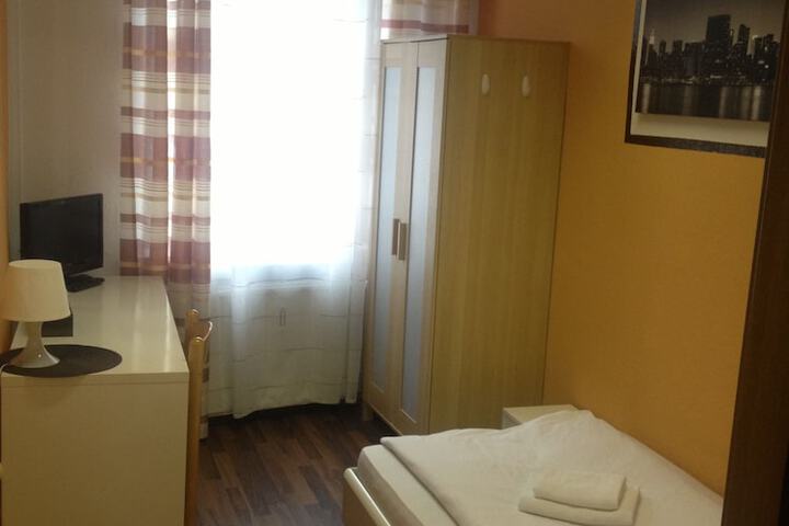 Room 27 of 37