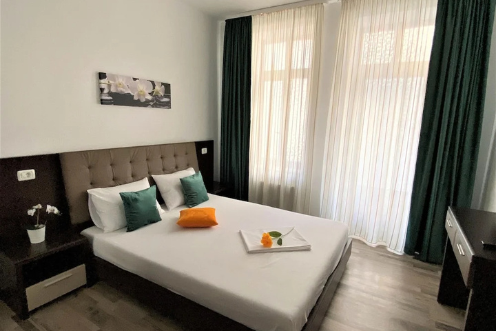 Room 4 of 13