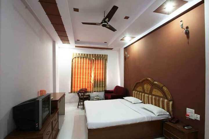 Room 6 of 18
