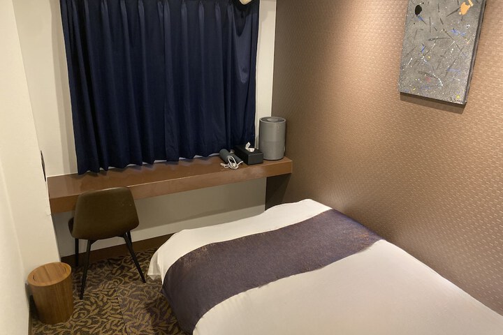 Room 4 of 16