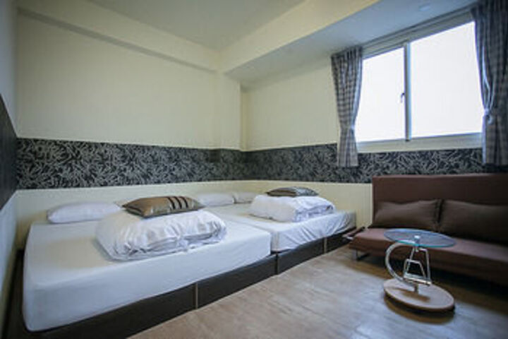 Room 5 of 16